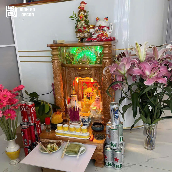 Có Nên Đặt Mèo Thần Tài Trên Bàn Thờ Ông Địa Không?