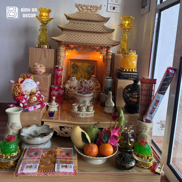 Đặt mèo thần tài lệch bên trái hoặc bên phải bàn thờ